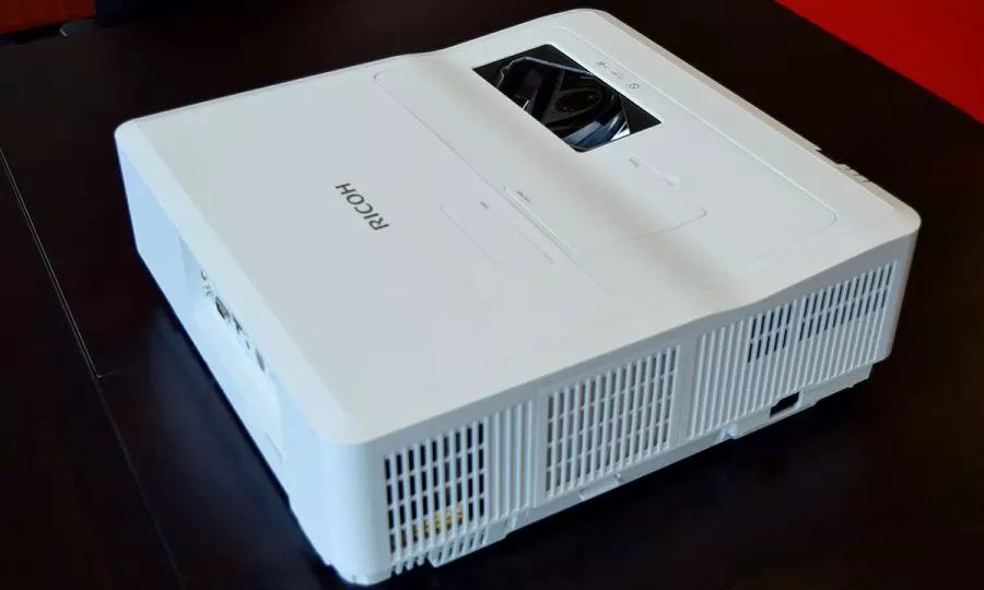 Обзор проектора Ricoh WXC4660: министр образования