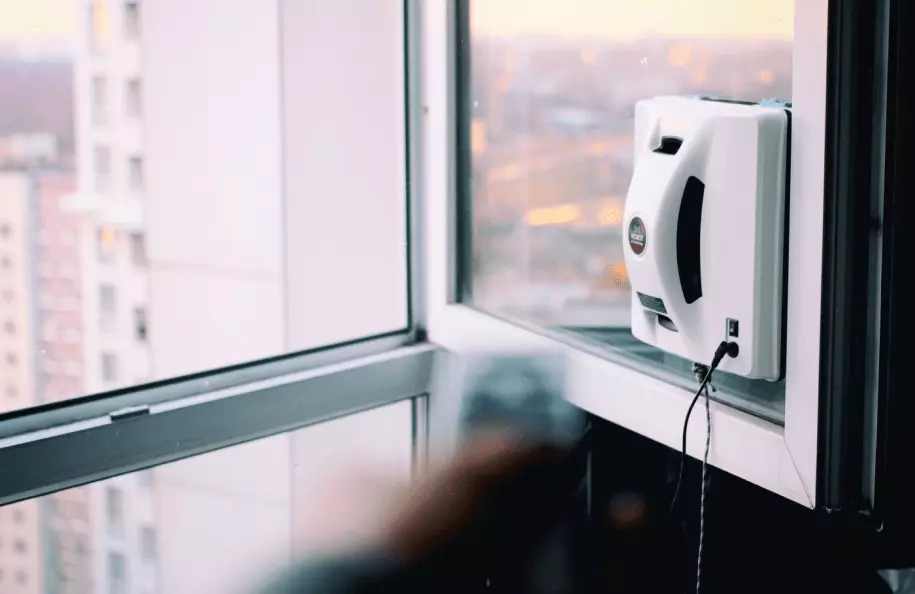 Robot mojshhik okon foto