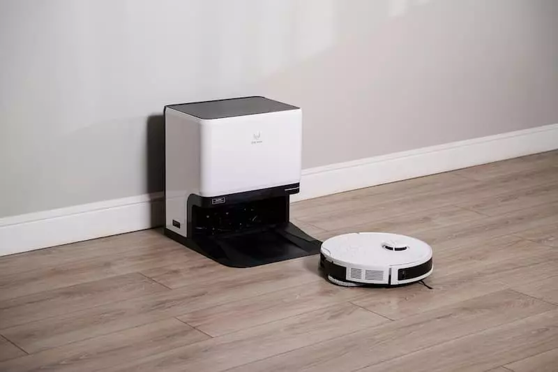 Моющий робот-пылесос Okami R135 с док-станцией на деревянном полу в светлом интерьере