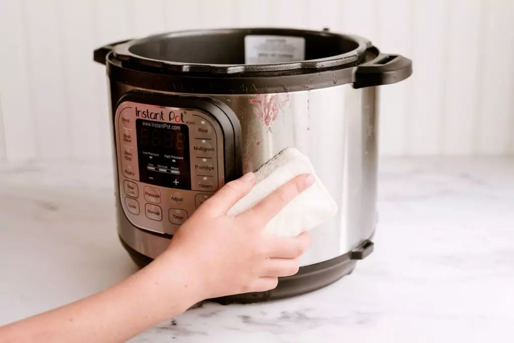 How to clean an instant pot 4 868fec261eac40dfa7122ef1b7da581e